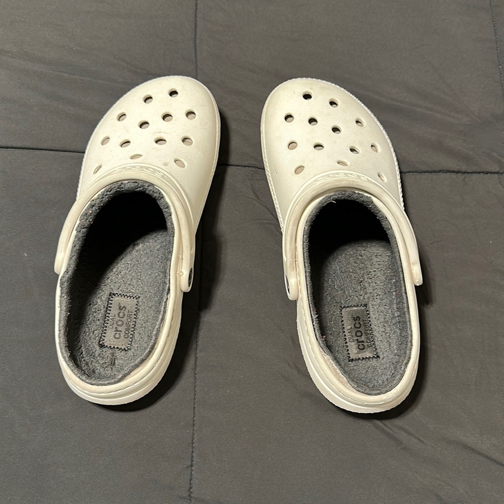WHITE CROCS FUZZY